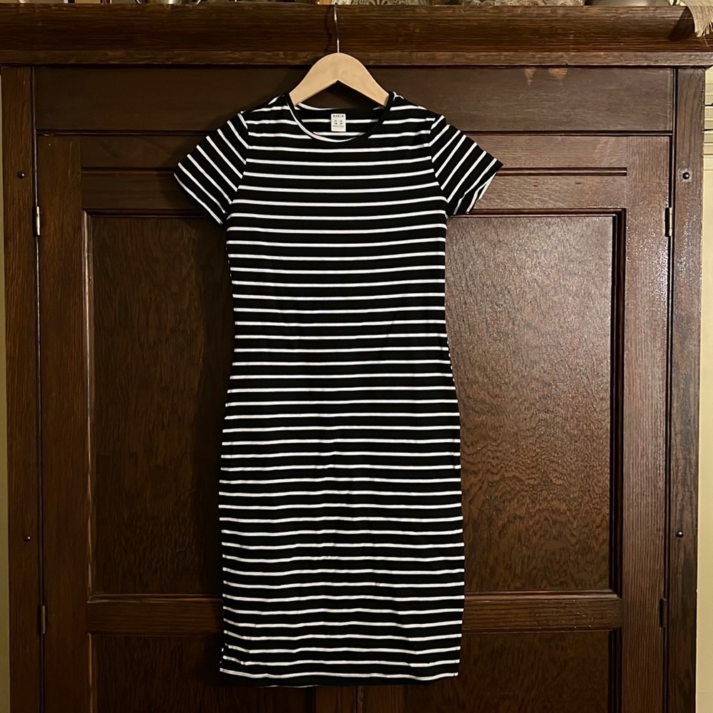Girls casual stretchy striped black and white dress size 10.